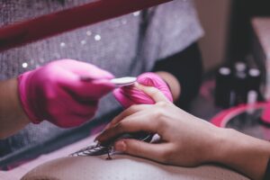 Jak kompleksowo dbać o paznokcie?  Manicure japoński – Warszawa Wola: czy rezerwacja jest konieczna?
