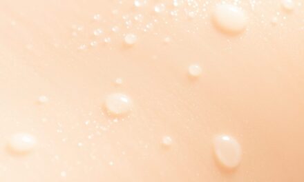 Peelingi mlekowe: jak działa kwas mlekowy i kiedy warto sięgnąć po ten zabieg pielęgnacyjny