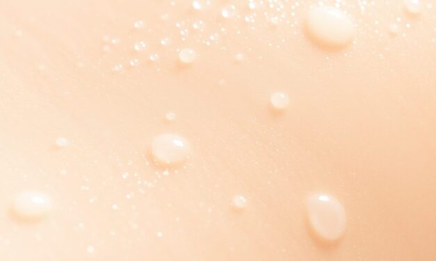 Peelingi mlekowe: jak działa kwas mlekowy i kiedy warto sięgnąć po ten zabieg pielęgnacyjny