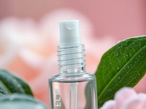Serum w sprayu: jak wybrać i stosować, by zapewnić skórze nawilżenie i ochronę bez podrażnień