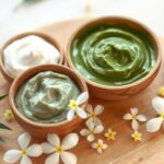 Glinka zielona czy biała: jak dobrać ją do typu cery i uniknąć typowych błędów w pielęgnacji